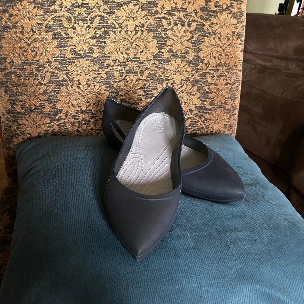57% off! CROCS RIO POINTED TOE FLAT BLACK SIZE 7